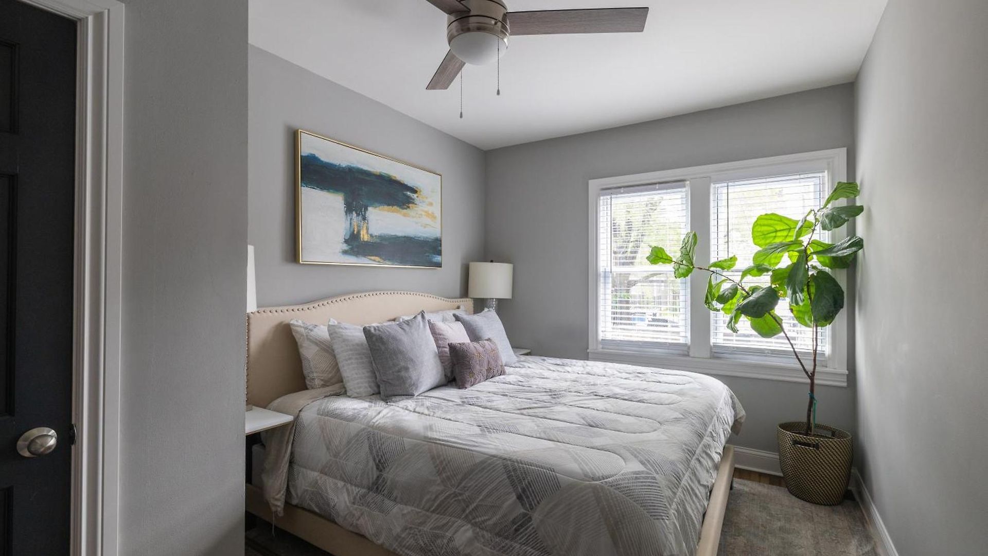 Red Robin - Wicker Park Apartment *