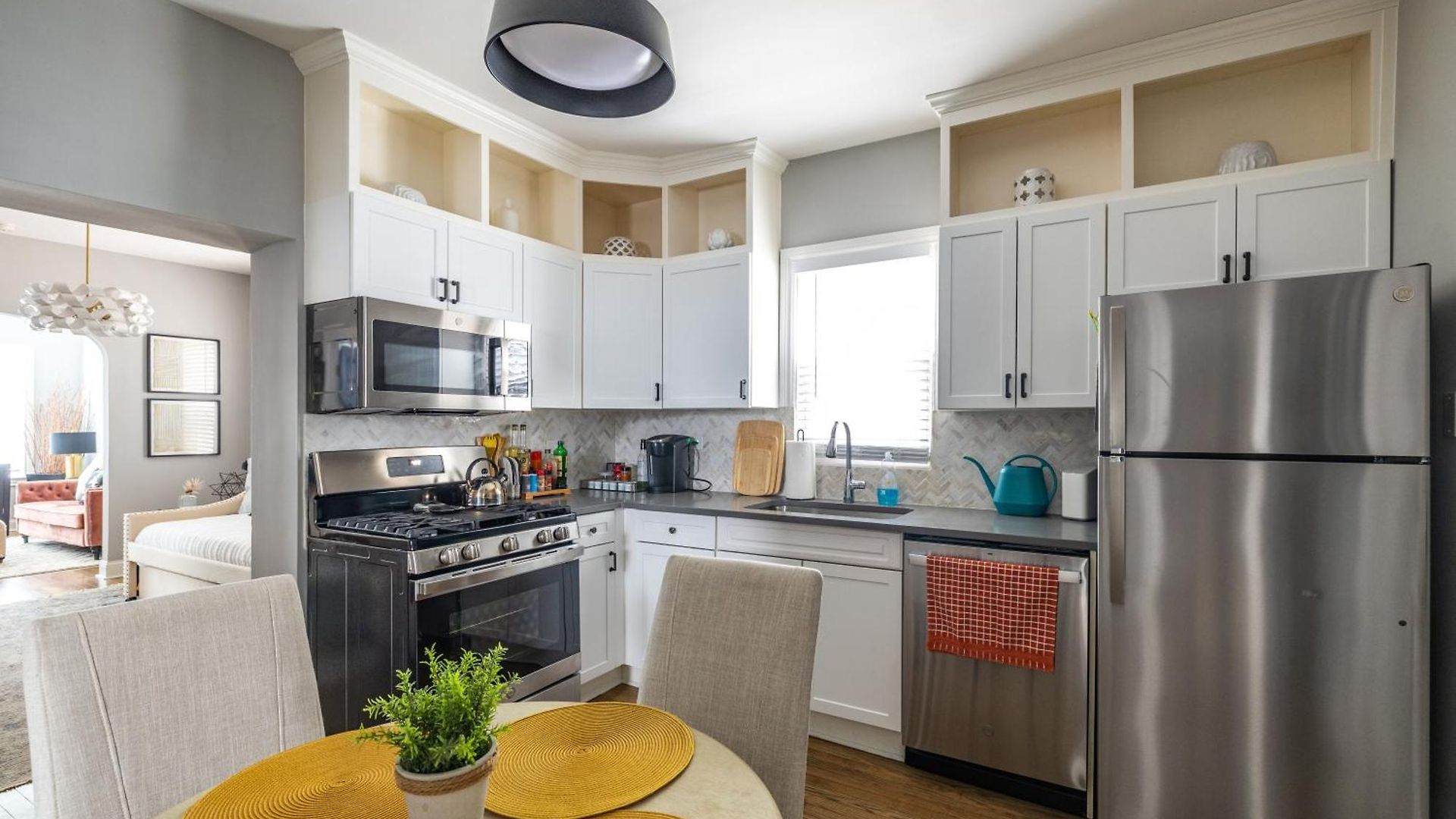 Red Robin - Wicker Park Apartment Chicago