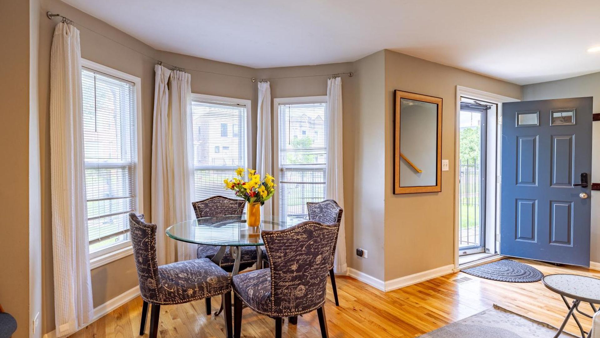 Spacious Row Next Transit Near Downtown W Parking Chicago
