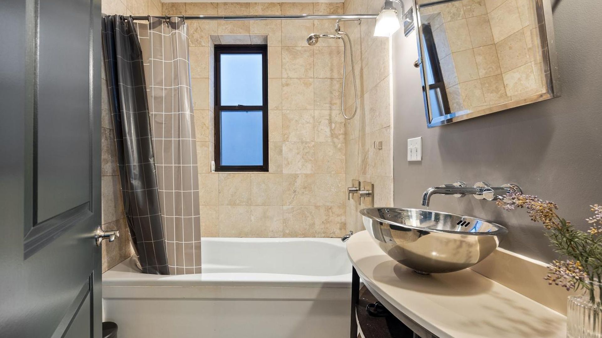 Wrigleyville Apartment Chicago