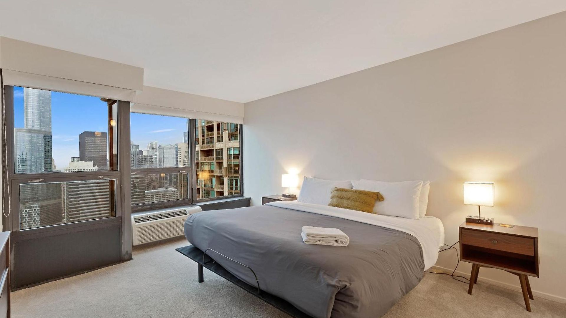 2bd River North With Million Dollar Views! Chicago