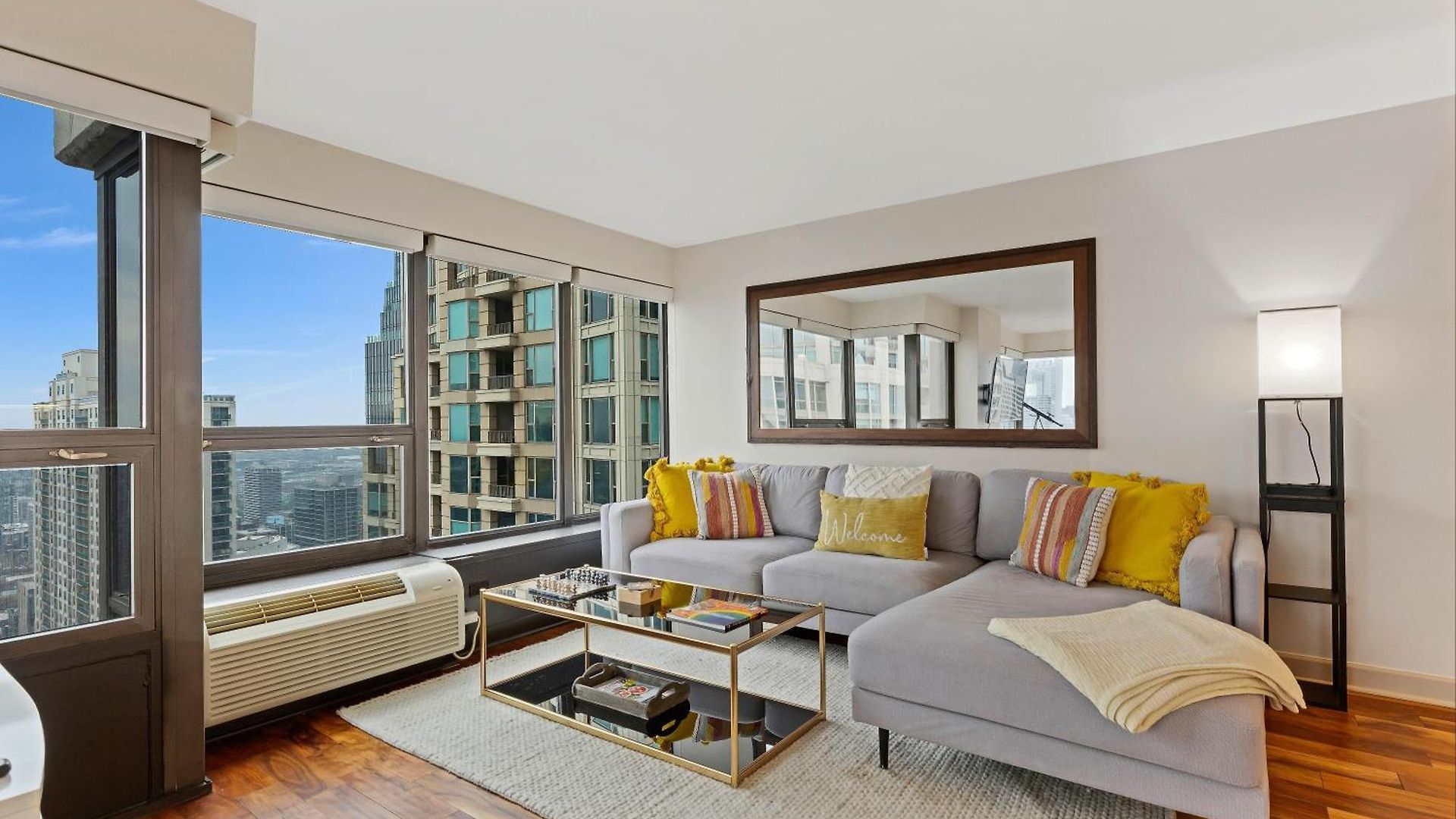 Apartment 2bd River North With Million Dollar Views! *