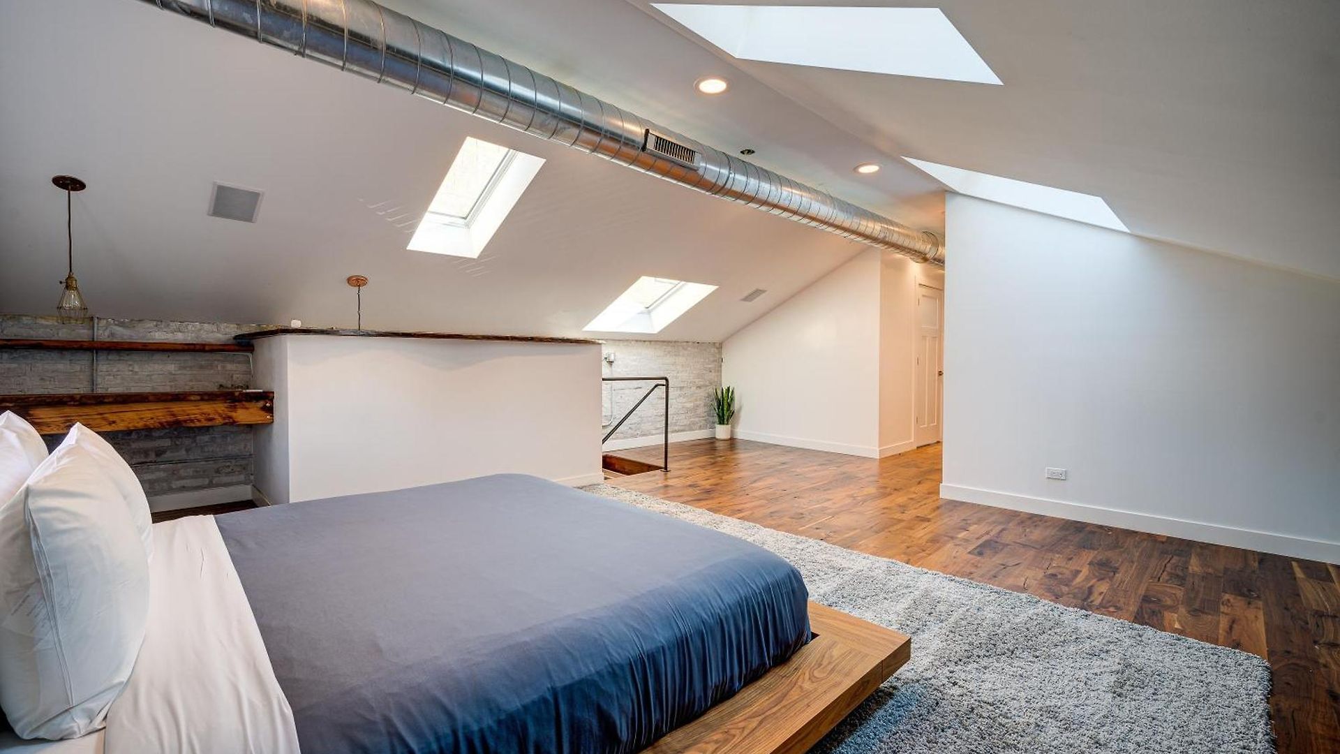Floor In The Heart Of West Town! Perfect For Any Group And Pet Friendly! Apts