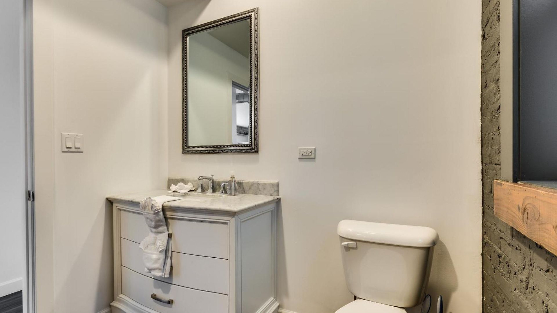 Pet Friendly And For 7! Large Common Areas To Converse And Connect Apts * Chicago