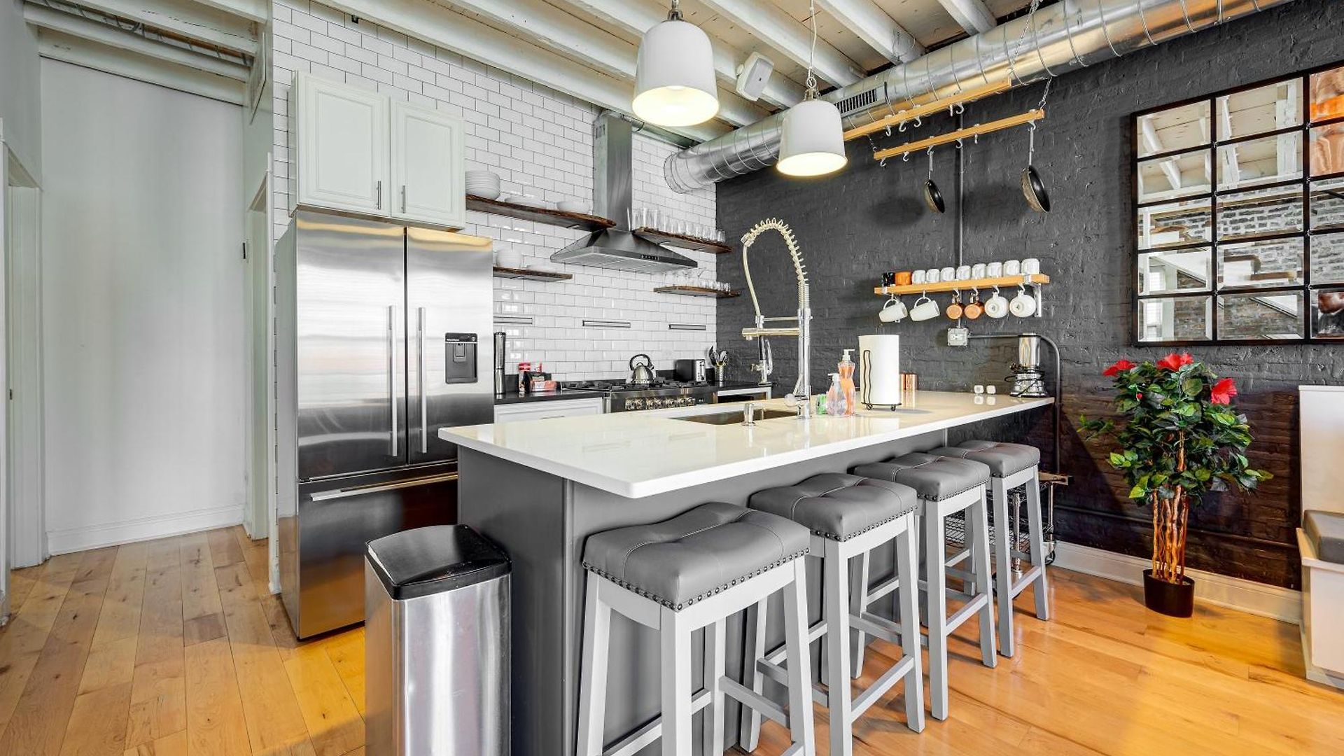 Floor In The Heart Of West Town! Perfect For Any Group And Pet Friendly! Apts Apartment Chicago