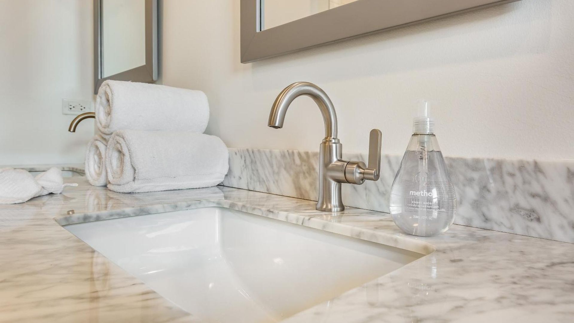 Pet Friendly And For 7! Large Common Areas To Converse And Connect Apts Apartment