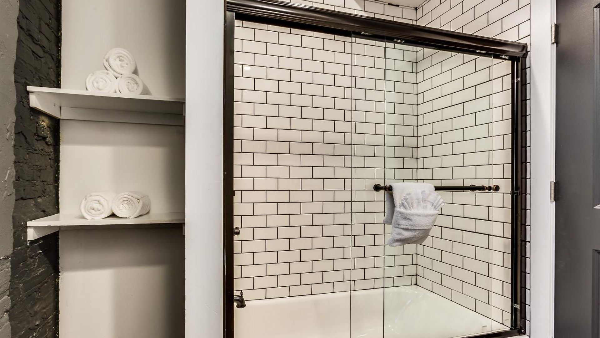Apartment Pet Friendly And For 7! Large Common Areas To Converse And Connect Apts