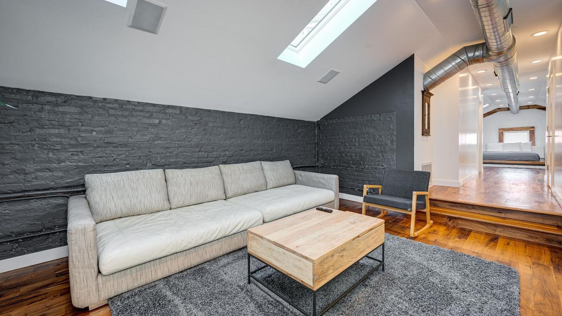 Apartment Floor In The Heart Of West Town! Perfect For Any Group And Pet Friendly! Apts Chicago