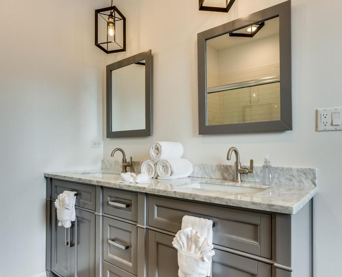 Pet Friendly And For 7! Large Common Areas To Converse And Connect Apts Chicago