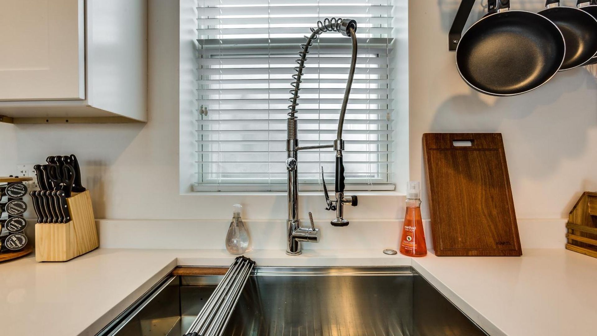 Pet Friendly And For 7! Large Common Areas To Converse And Connect Apts * Chicago