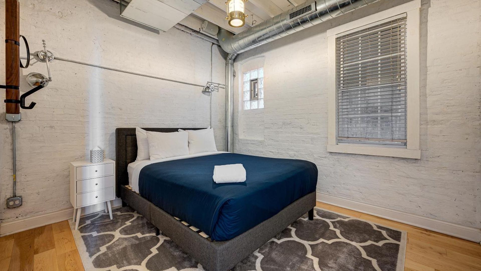 Apartment Floor In The Heart Of West Town! Perfect For Any Group And Pet Friendly! Apts Chicago