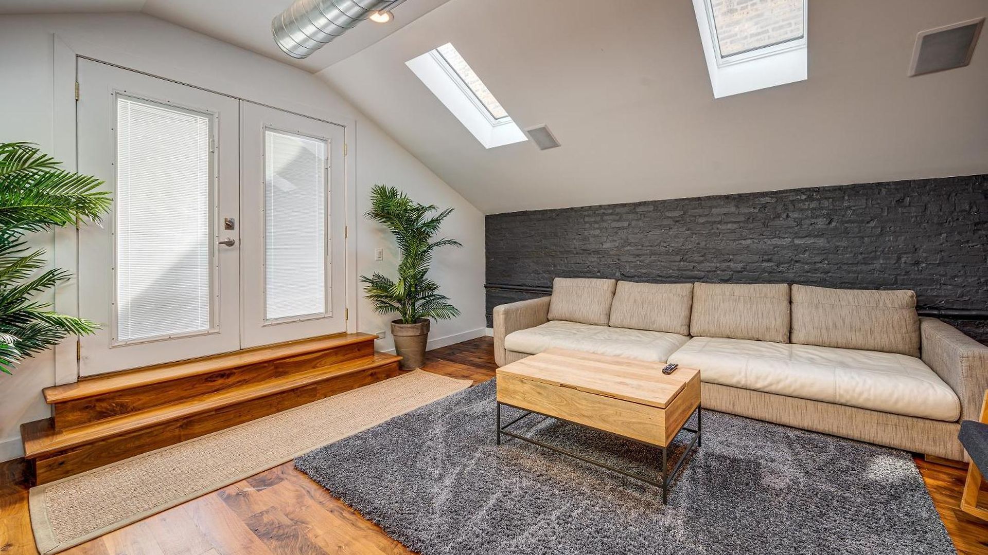 Floor In The Heart Of West Town! Perfect For Any Group And Pet Friendly! Apts Chicago