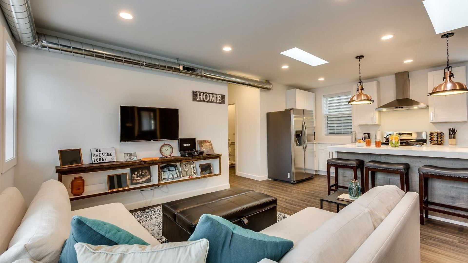 Pet Friendly And For 7! Large Common Areas To Converse And Connect Apts * Chicago