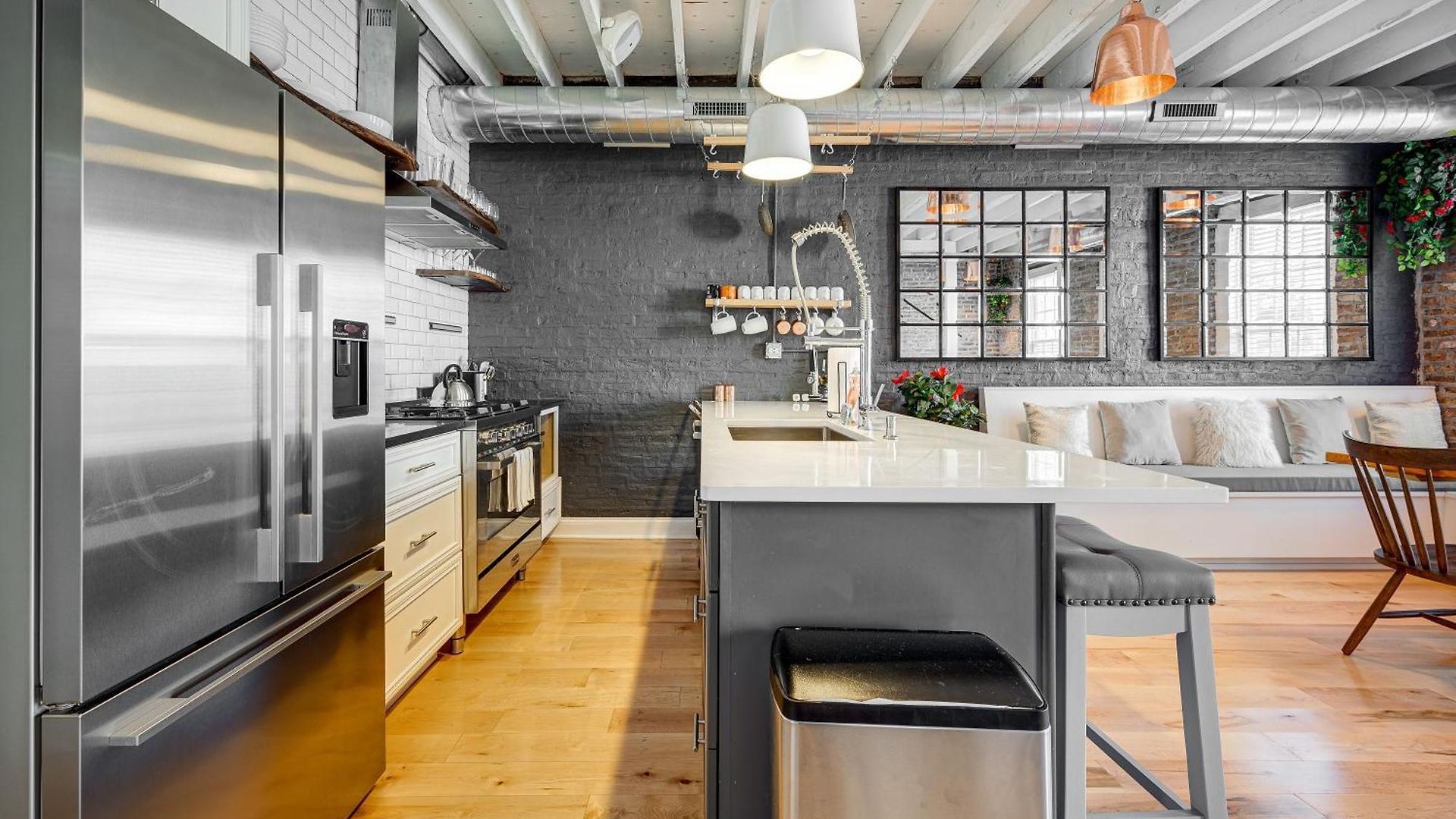 Floor In The Heart Of West Town! Perfect For Any Group And Pet Friendly! Apts Apartment *