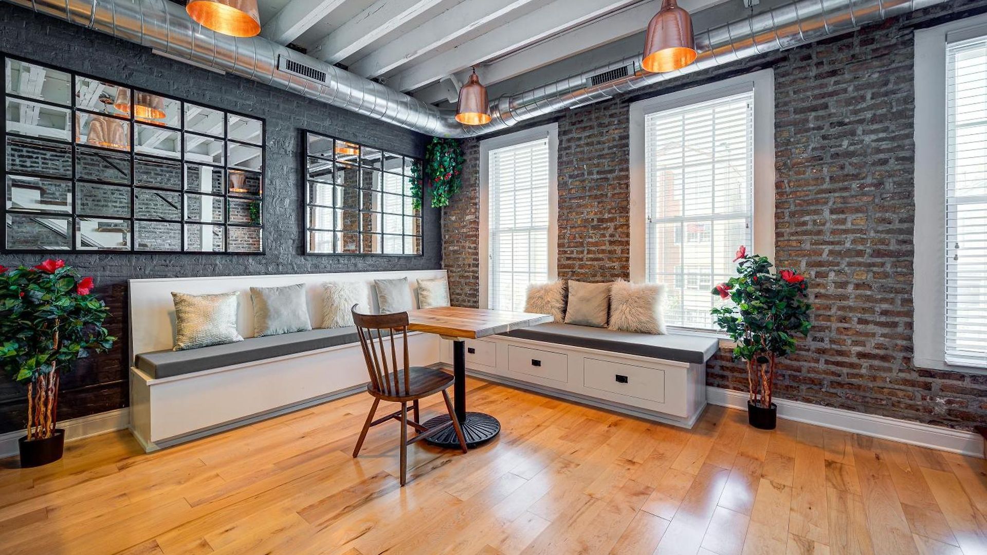 Floor In The Heart Of West Town! Perfect For Any Group And Pet Friendly! Apts Chicago