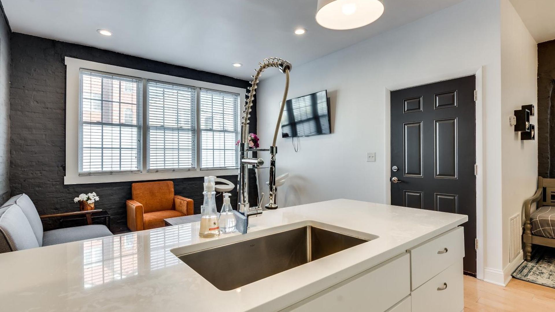 Great 1 Bedroom In West Town Apartment