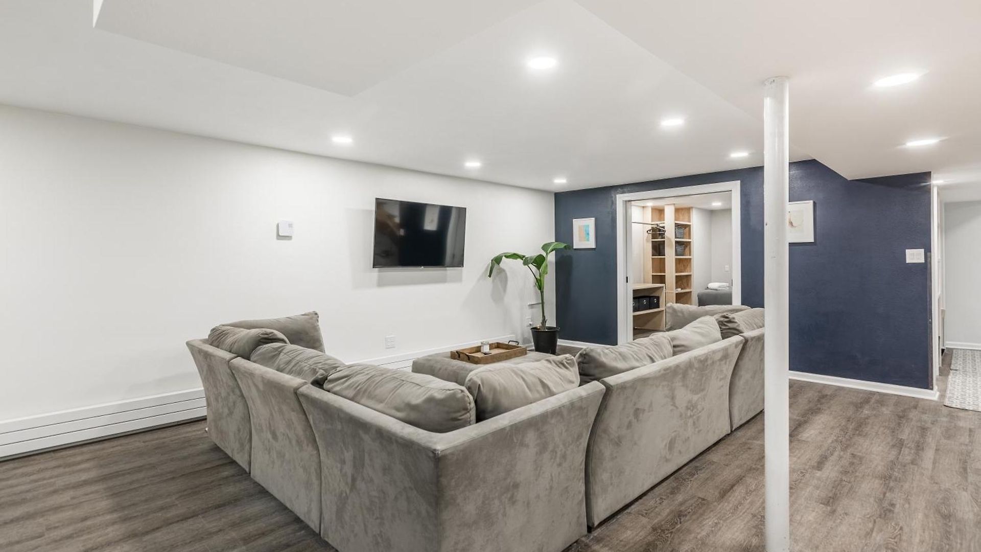 Adults Only - Walk To The United Center! Modern Touches Surround - Check Out The Open Staircase! Apts Apartment Chicago