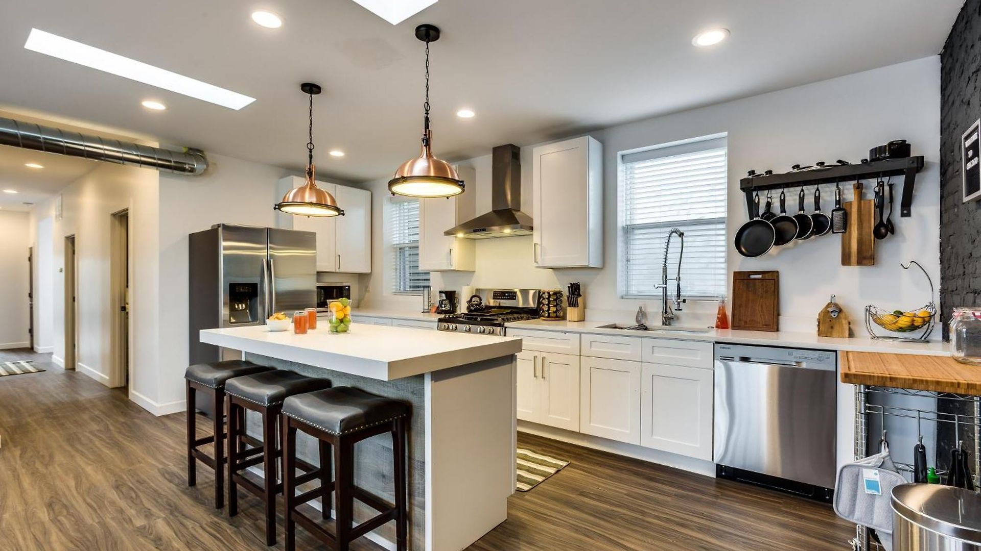 Apartment Pet Friendly And For 7! Large Common Areas To Converse And Connect Apts Chicago