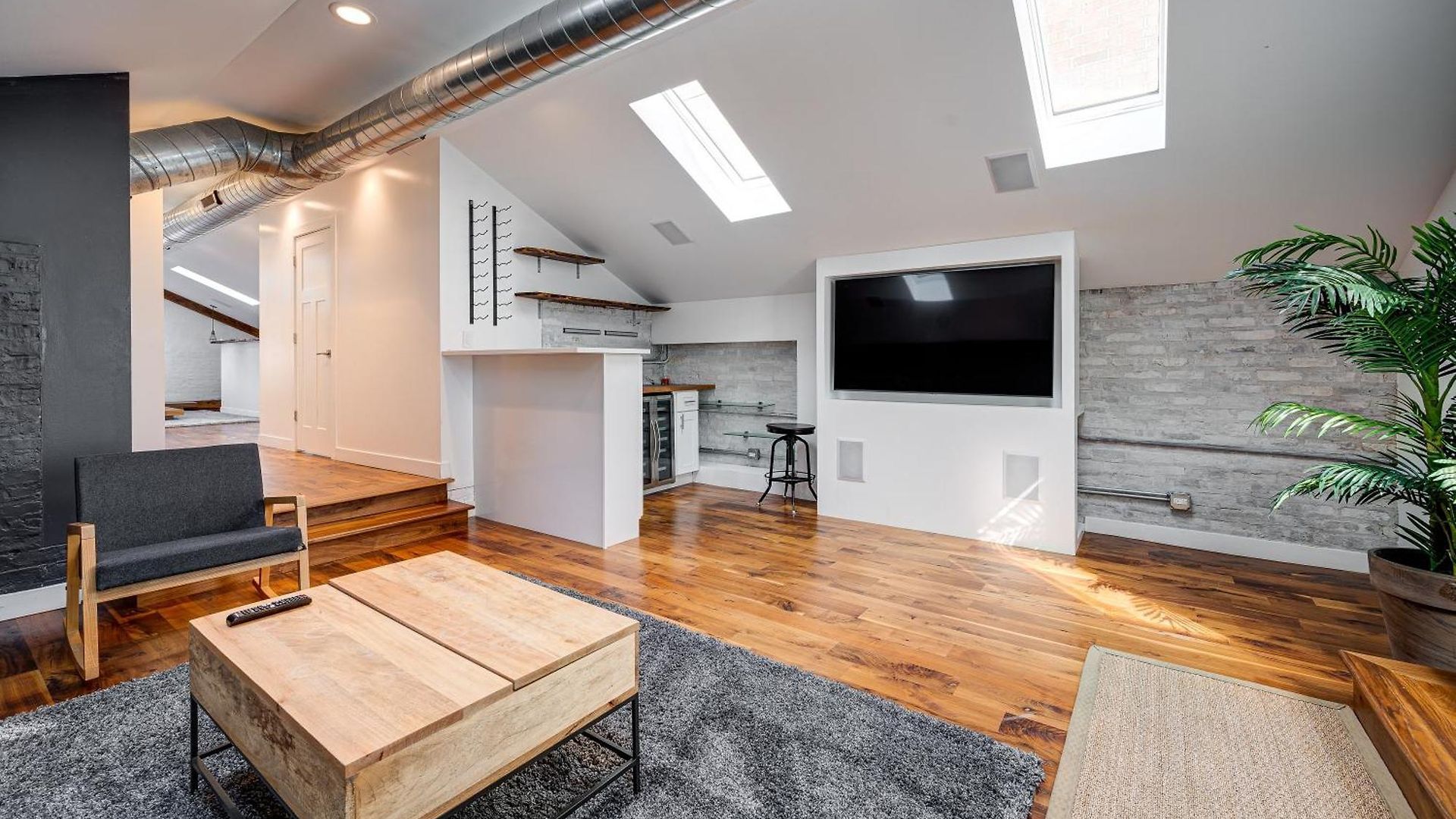 Floor In The Heart Of West Town! Perfect For Any Group And Pet Friendly! Apts