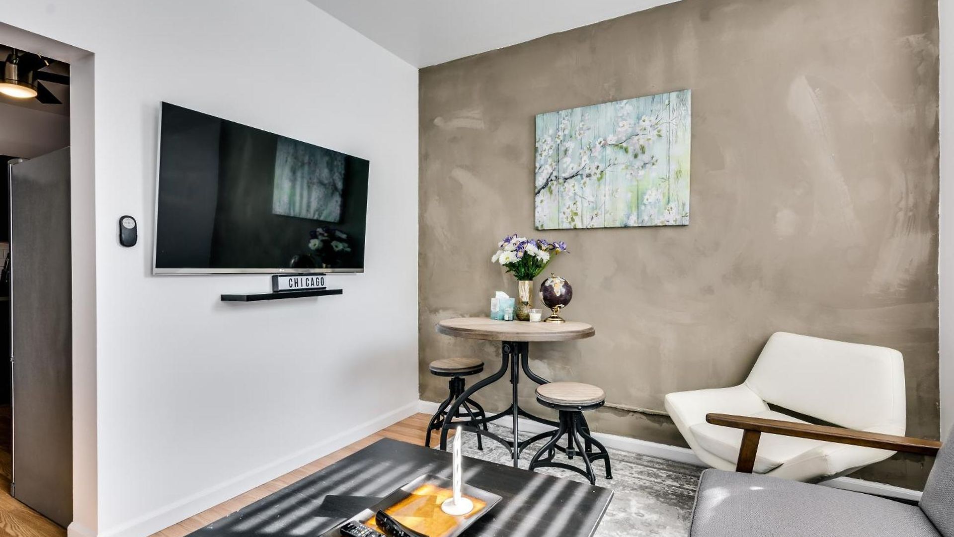 Welcome To West Town! 2 Bedrooms And Pet Friendly Apts Apartment