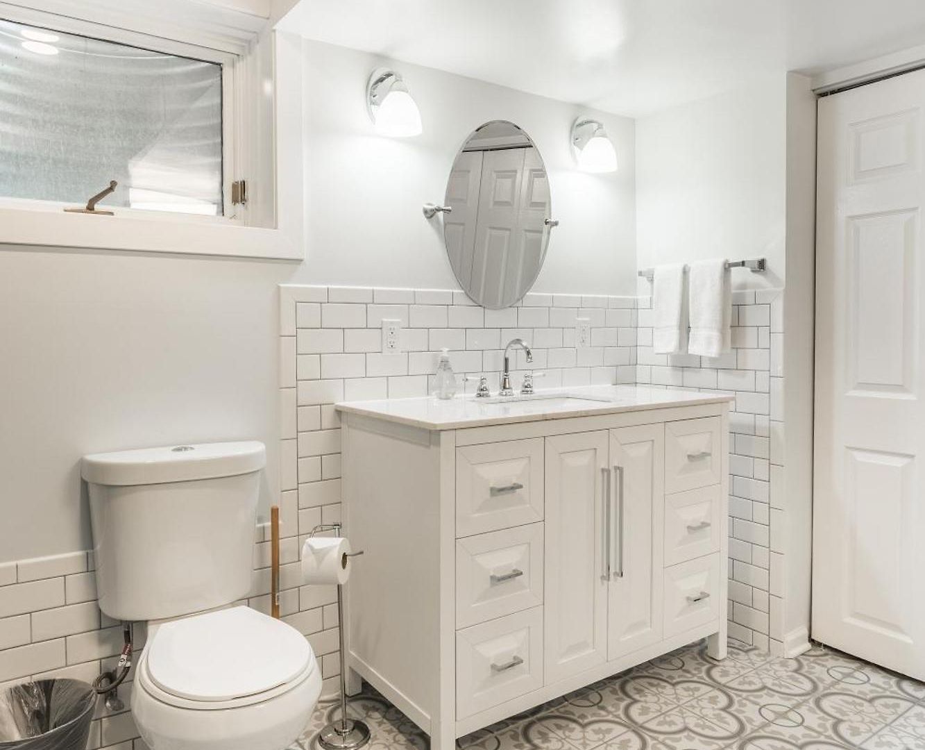 Apartment Adults Only - Walk To The United Center! Modern Touches Surround - Check Out The Open Staircase! Apts