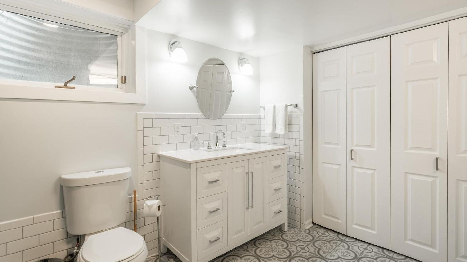 Apartment Adults Only - Walk To The United Center! Modern Touches Surround - Check Out The Open Staircase! Apts *