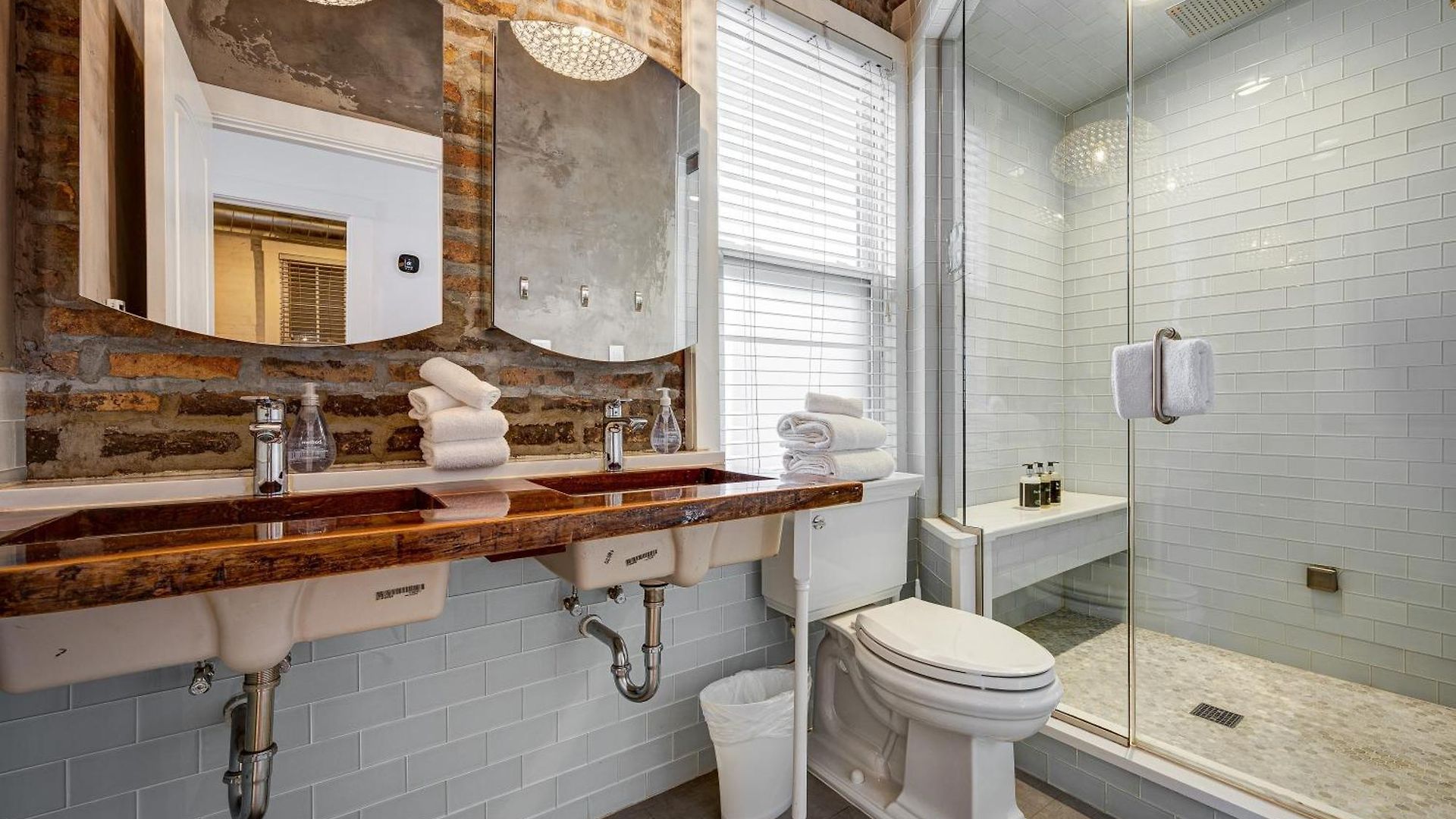 Apartment Floor In The Heart Of West Town! Perfect For Any Group And Pet Friendly! Apts Chicago