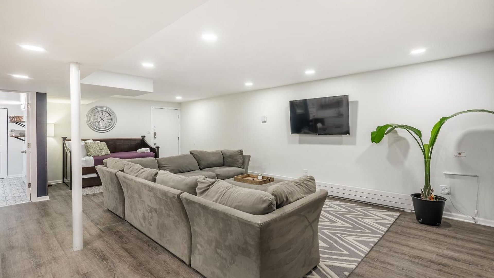 Adults Only - Walk To The United Center! Modern Touches Surround - Check Out The Open Staircase! Apts *