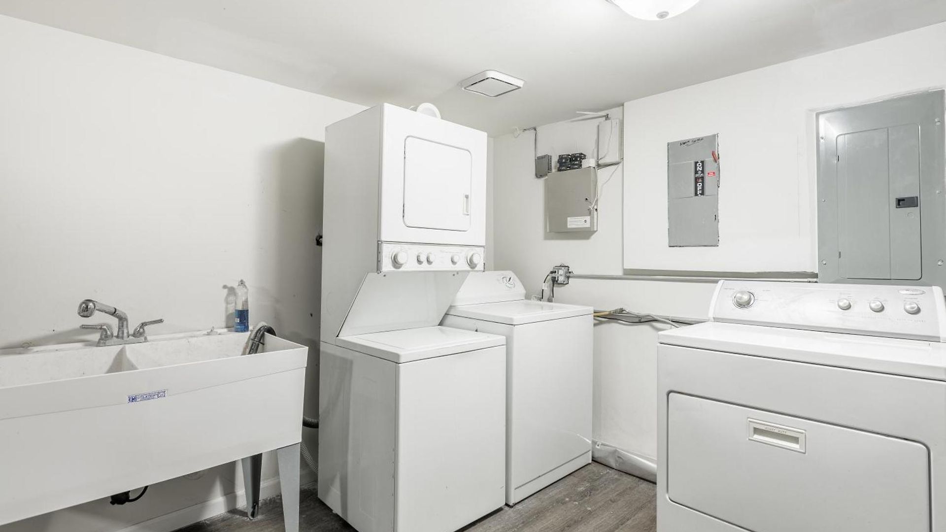 Adults Only - Walk To The United Center! Modern Touches Surround - Check Out The Open Staircase! Apts Apartment