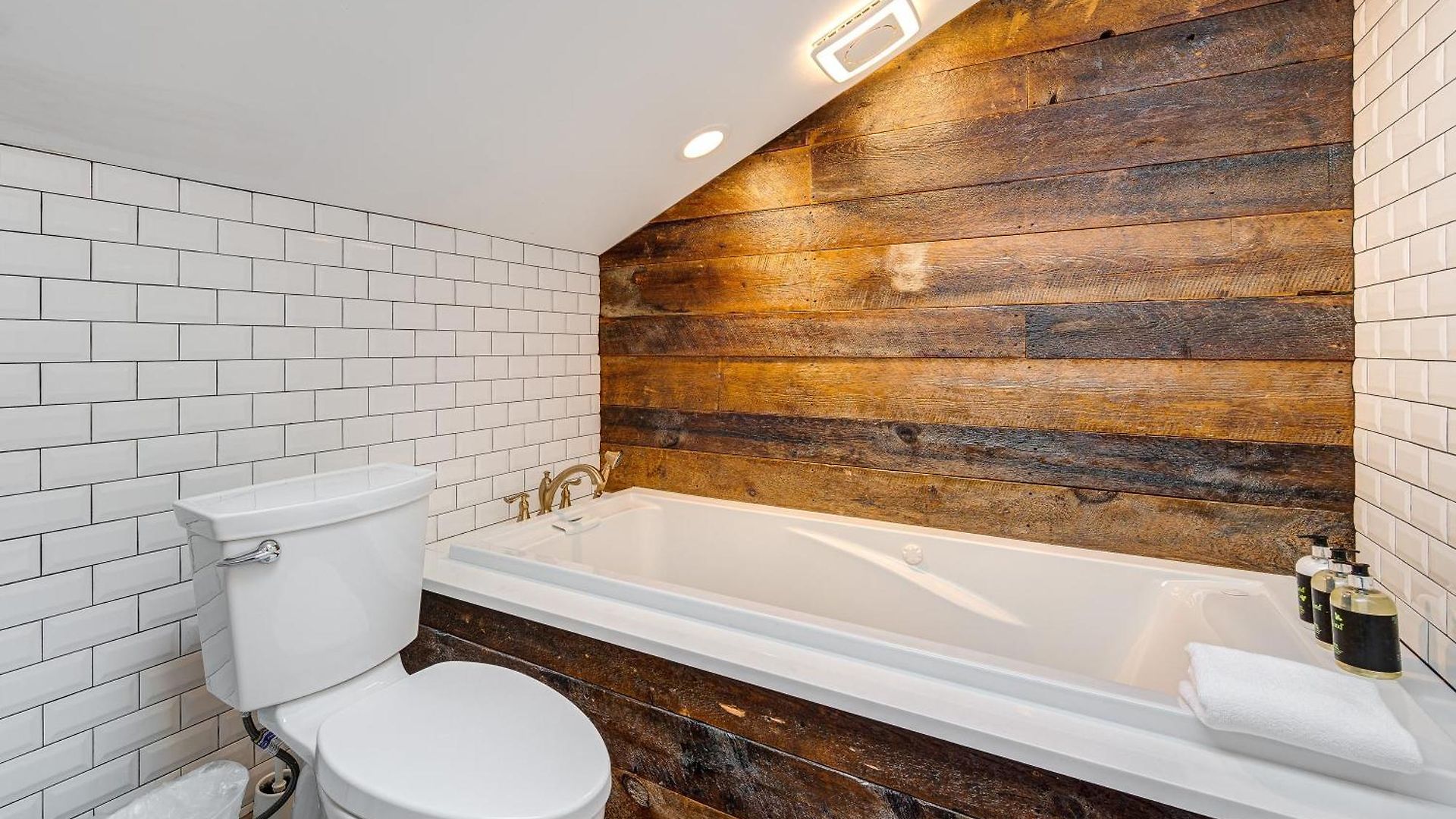 Floor In The Heart Of West Town! Perfect For Any Group And Pet Friendly! Apts Apartment *
