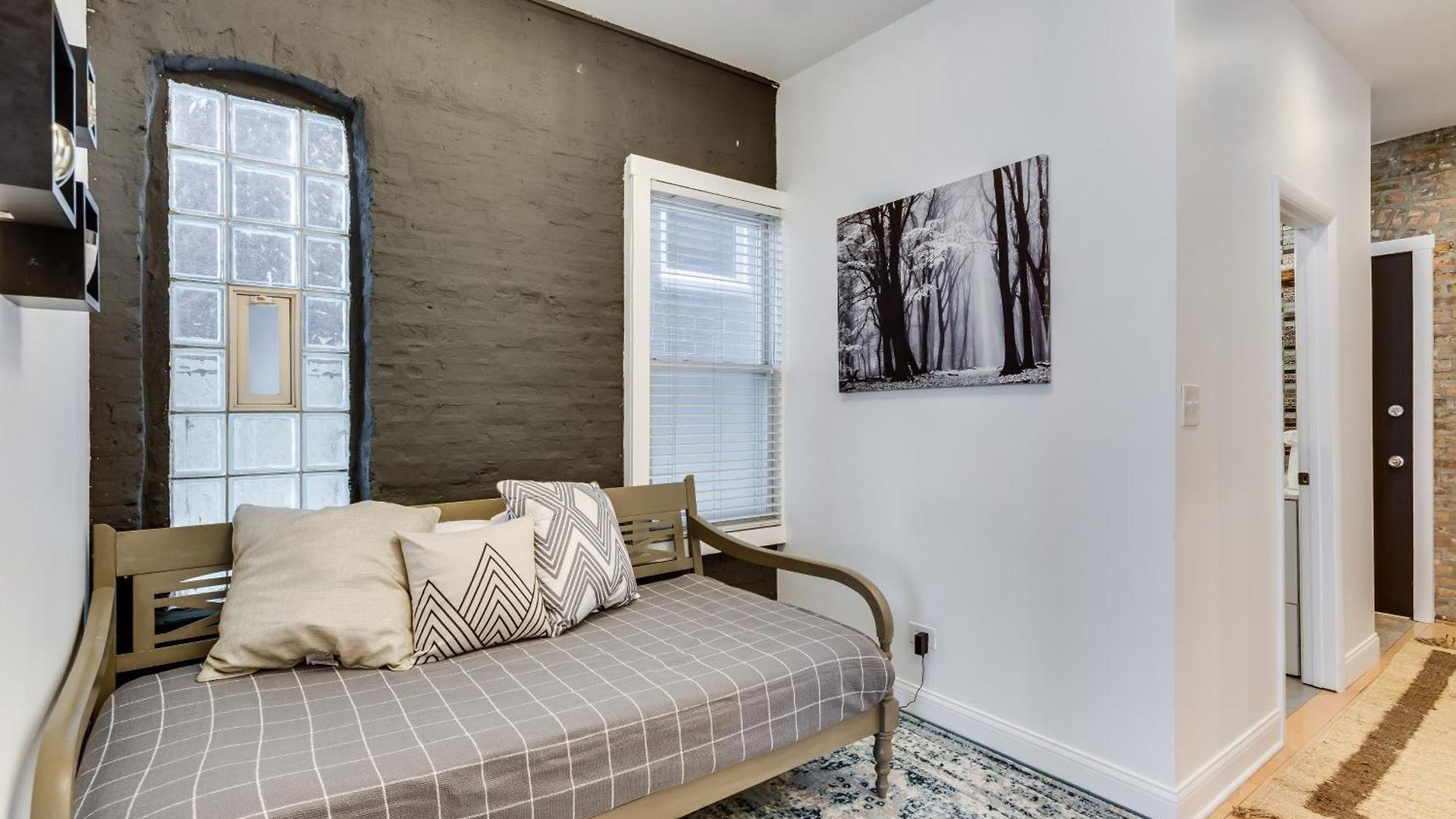 Great 1 Bedroom In West Town *