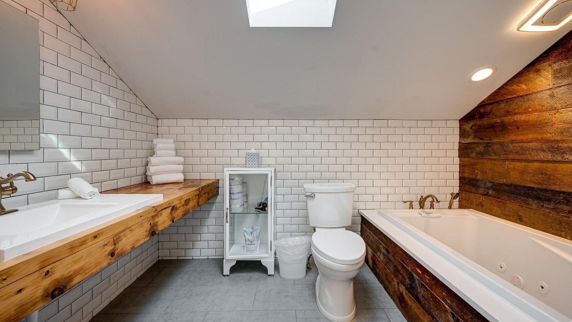Floor In The Heart Of West Town! Perfect For Any Group And Pet Friendly! Apts Apartment