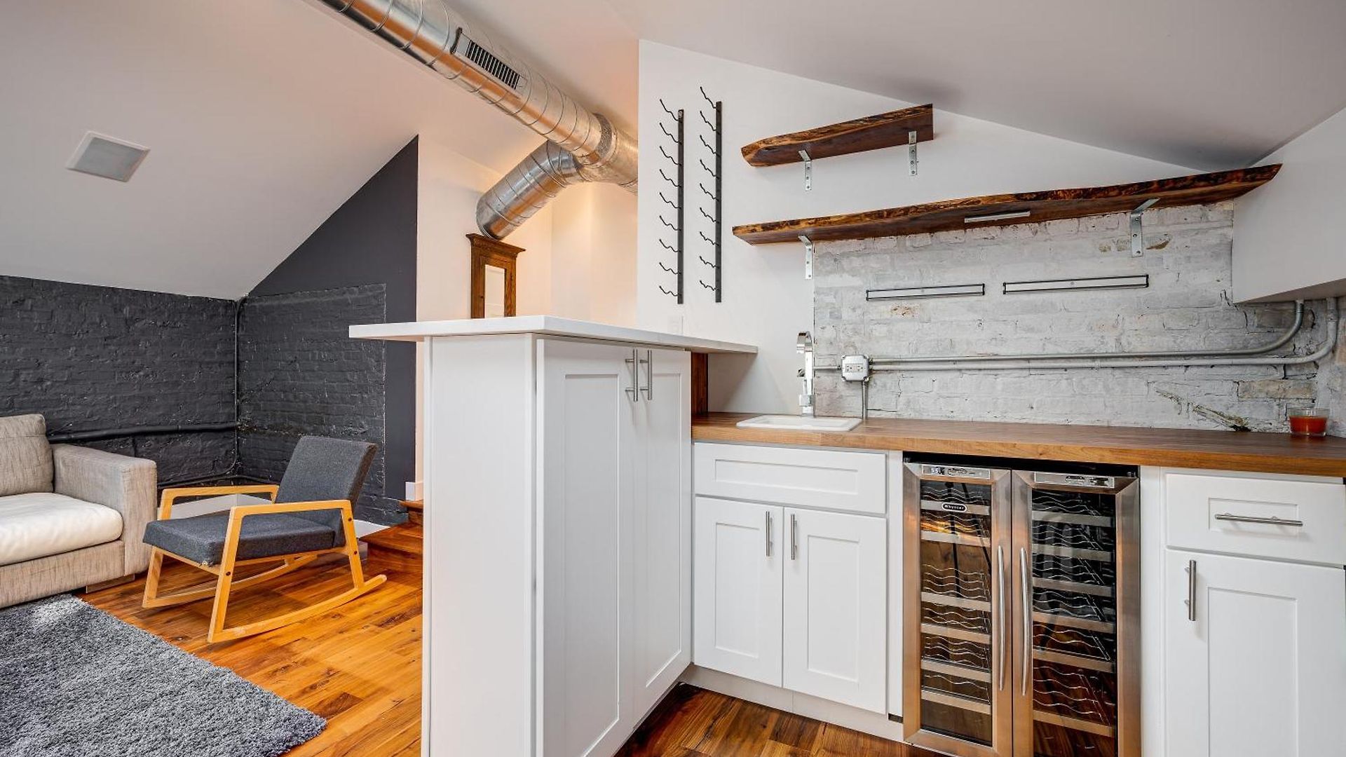 Floor In The Heart Of West Town! Perfect For Any Group And Pet Friendly! Apts Apartment *