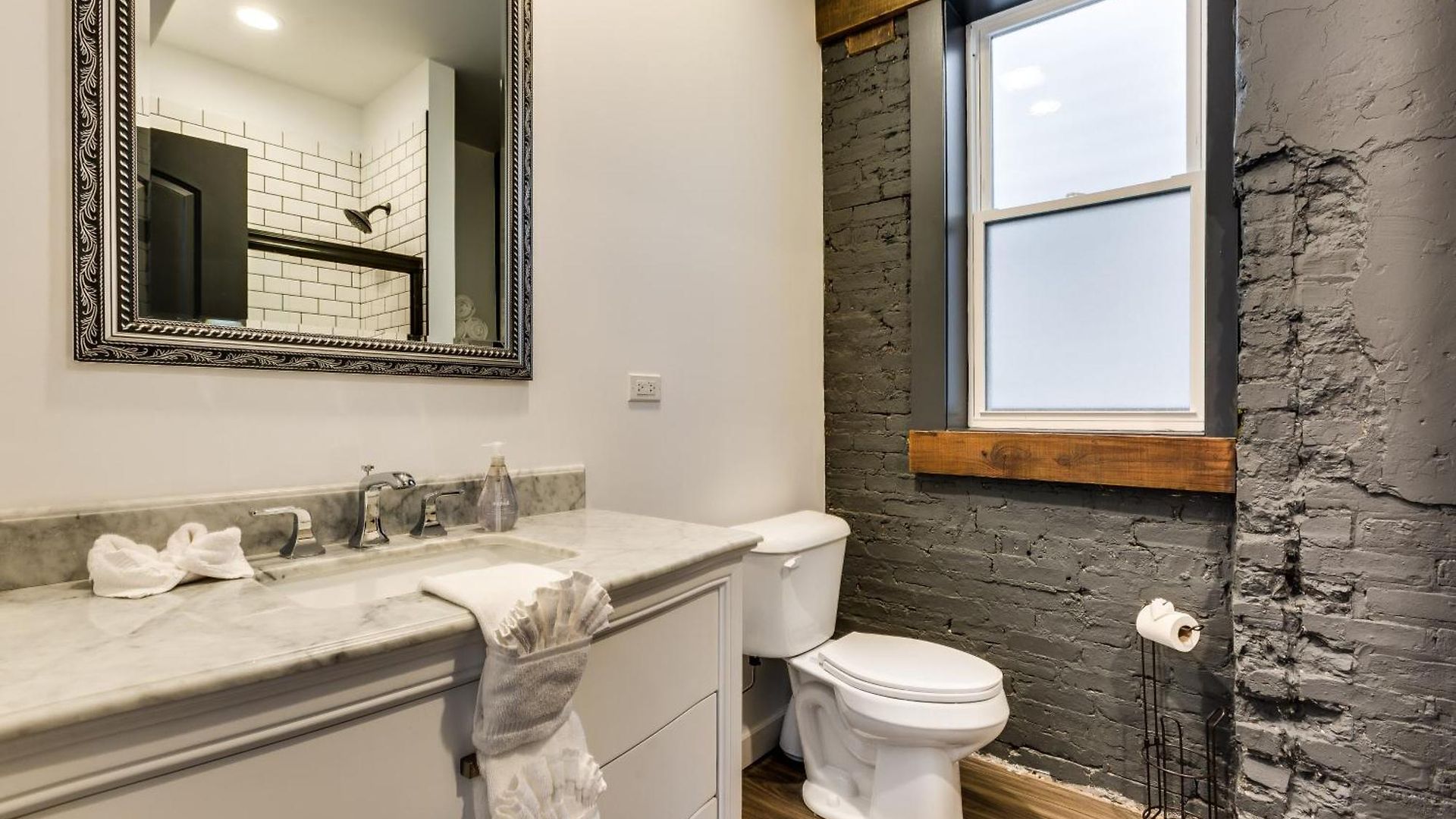 Apartment Pet Friendly And For 7! Large Common Areas To Converse And Connect Apts *