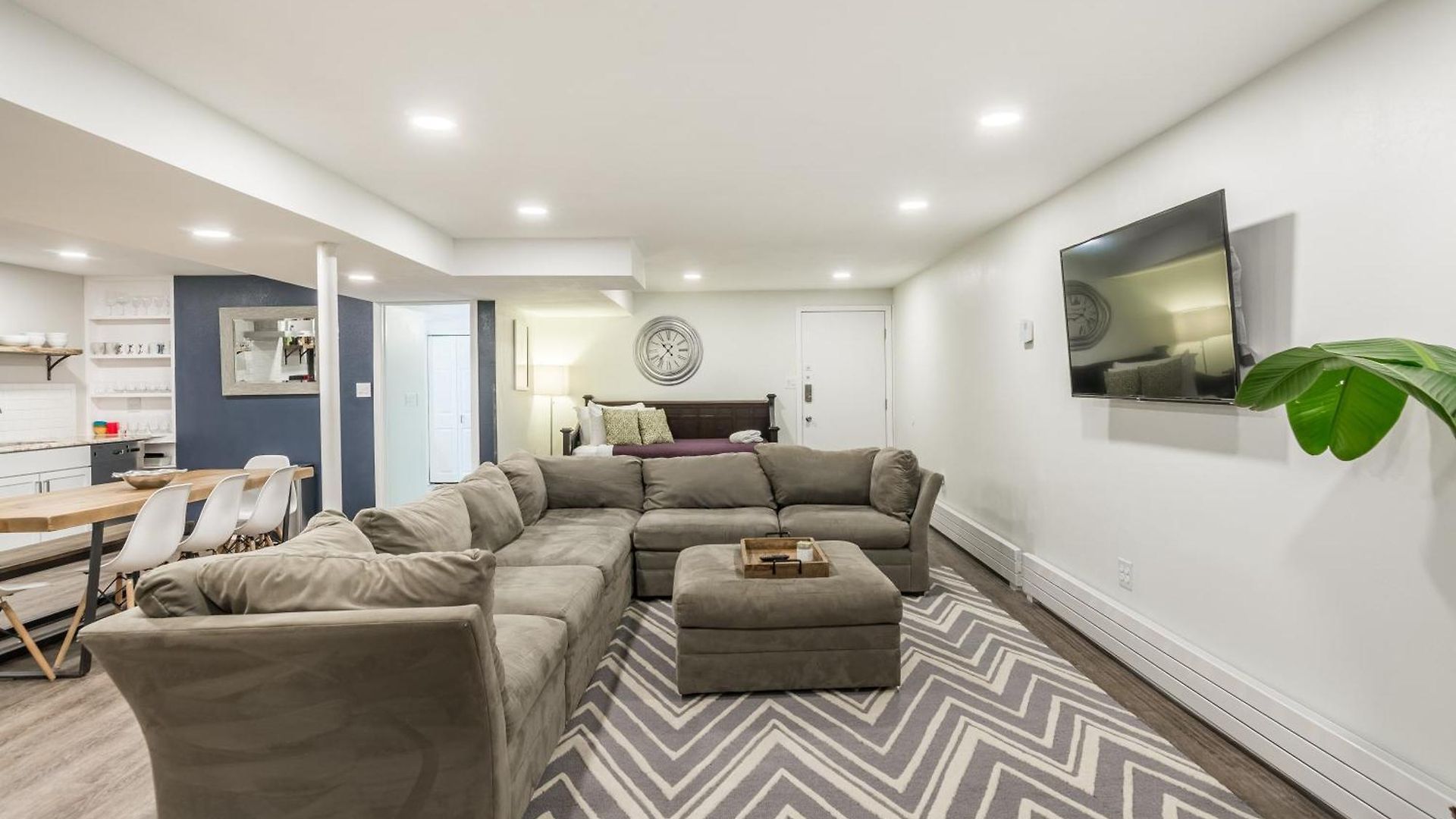 Adults Only - Walk To The United Center! Modern Touches Surround - Check Out The Open Staircase! Apts Apartment Chicago