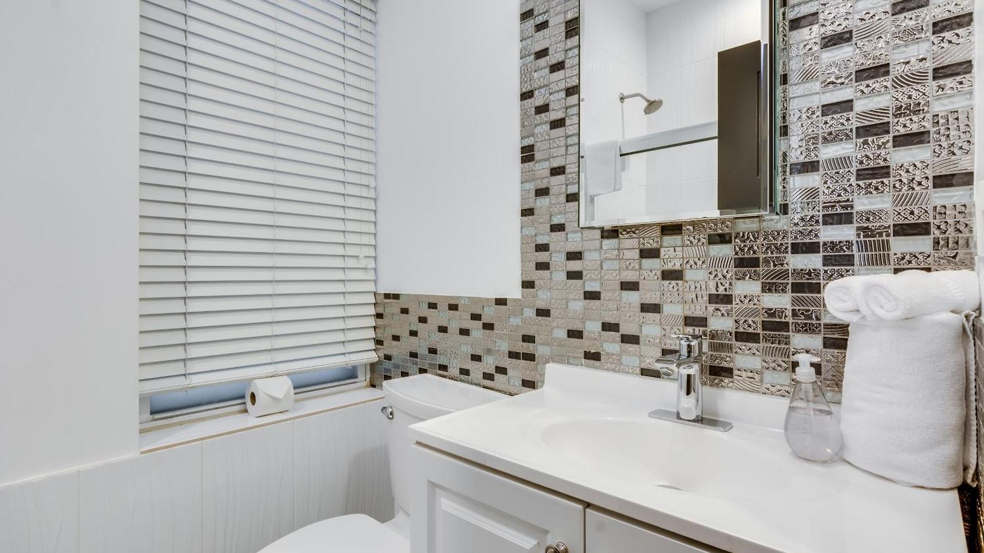 Great 1 Bedroom In West Town *