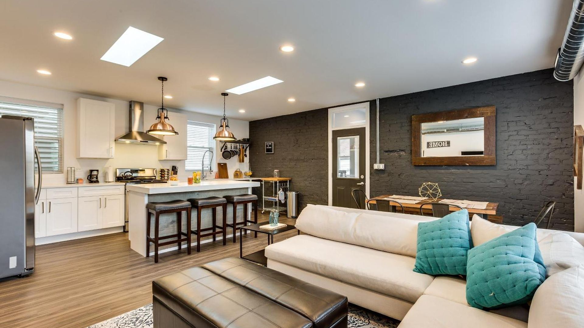 Apartment Pet Friendly And For 7! Large Common Areas To Converse And Connect Apts
