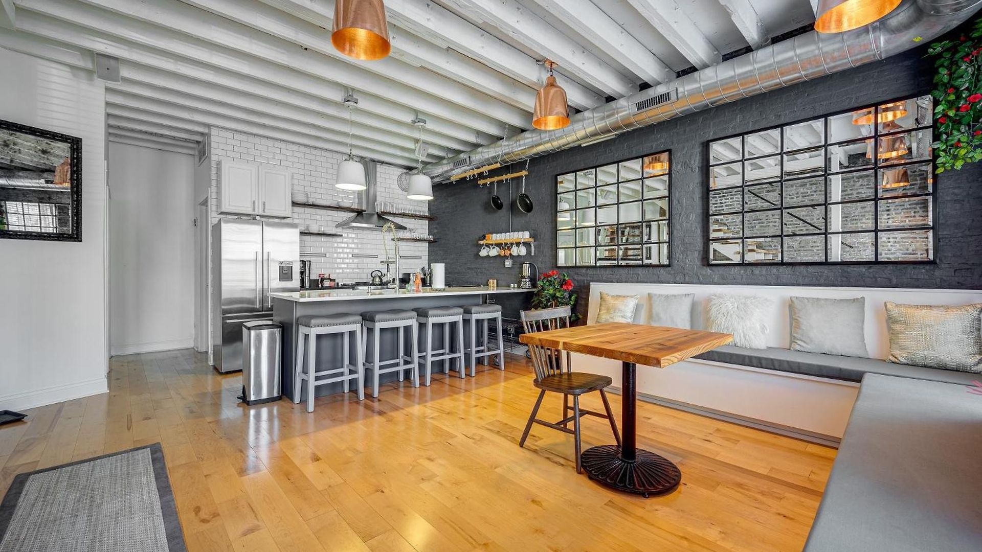 Floor In The Heart Of West Town! Perfect For Any Group And Pet Friendly! Apts Apartment Chicago