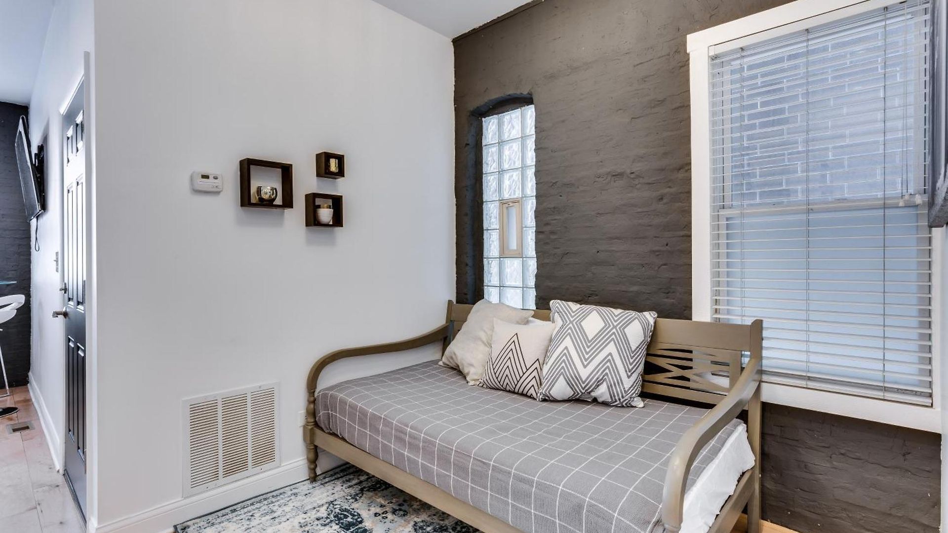 Great 1 Bedroom In West Town Apartment *