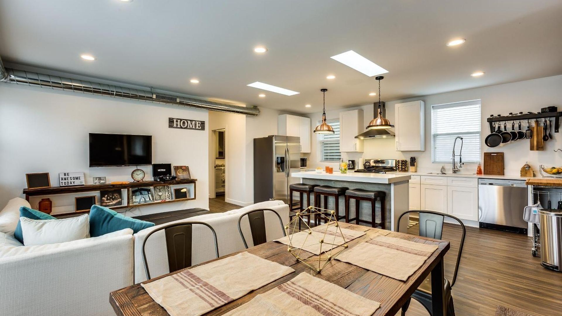Pet Friendly And For 7! Large Common Areas To Converse And Connect Apts Apartment Chicago