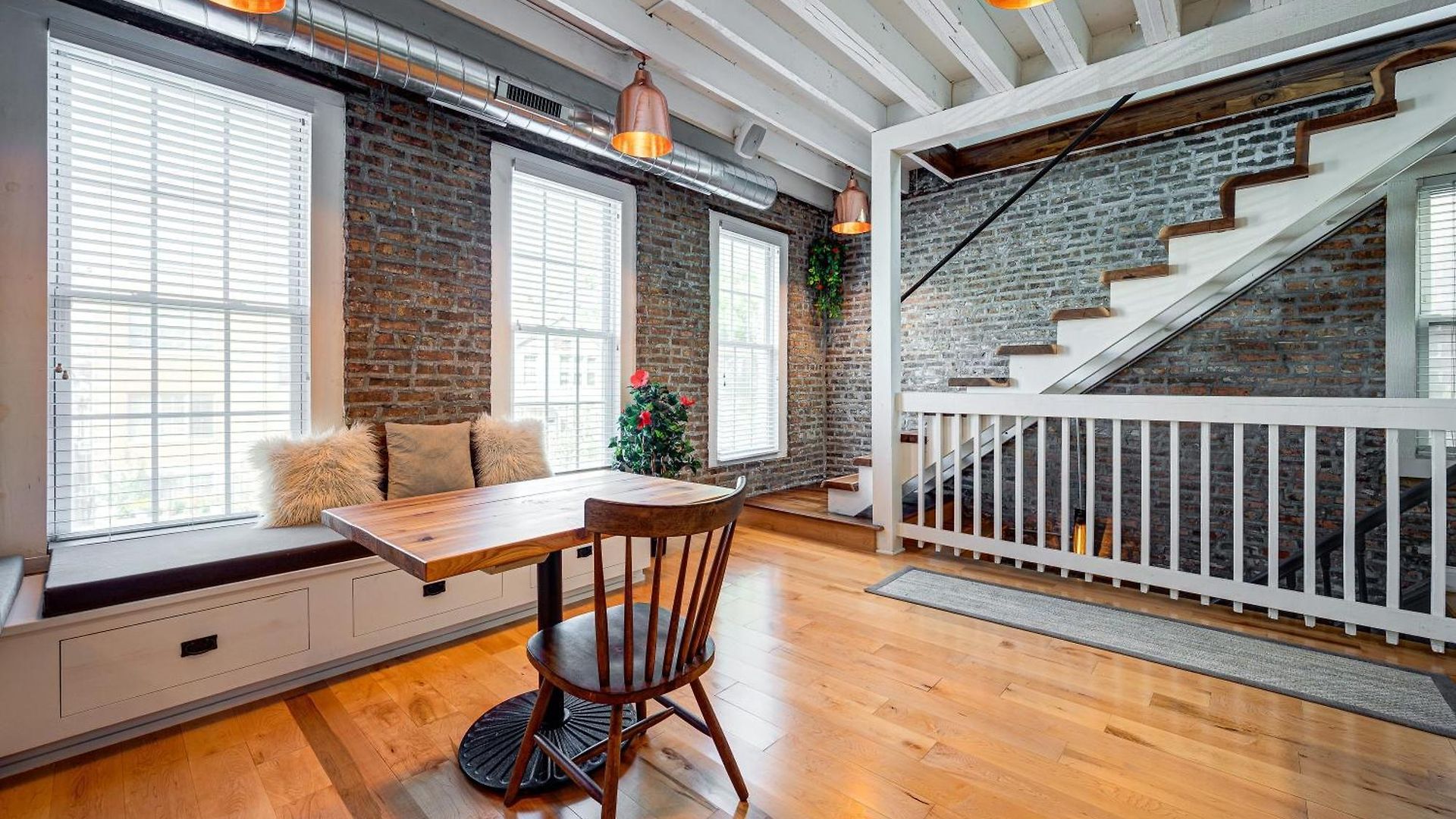 Floor In The Heart Of West Town! Perfect For Any Group And Pet Friendly! Apts Chicago