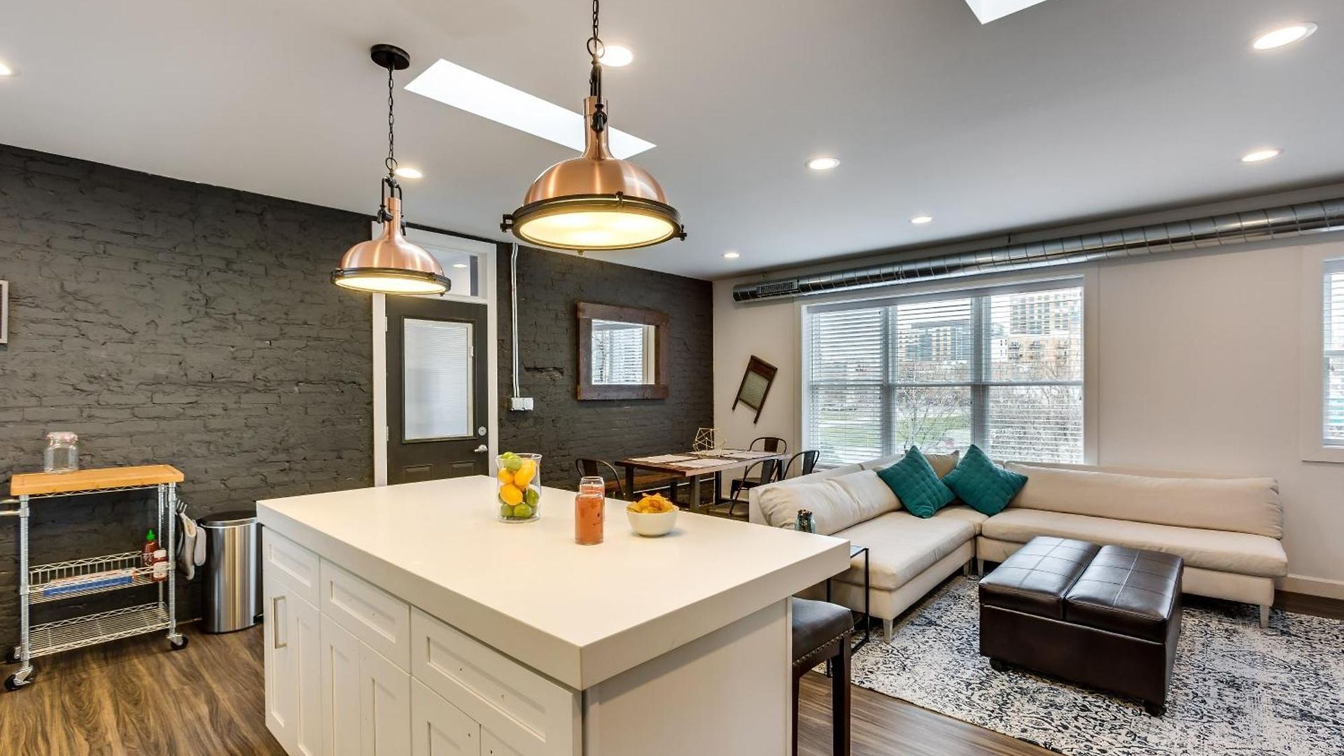 Apartment Pet Friendly And For 7! Large Common Areas To Converse And Connect Apts