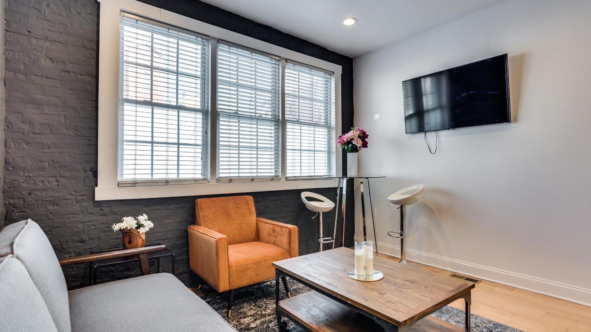 Great 1 Bedroom In West Town *