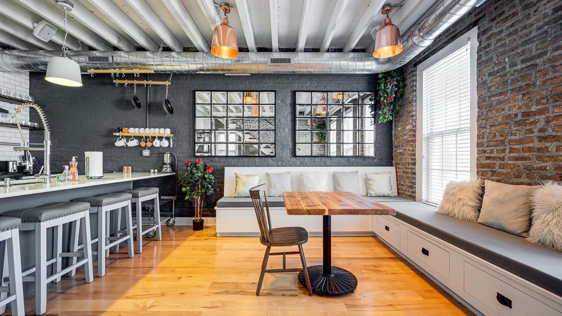 Floor In The Heart Of West Town! Perfect For Any Group And Pet Friendly! Apts Chicago