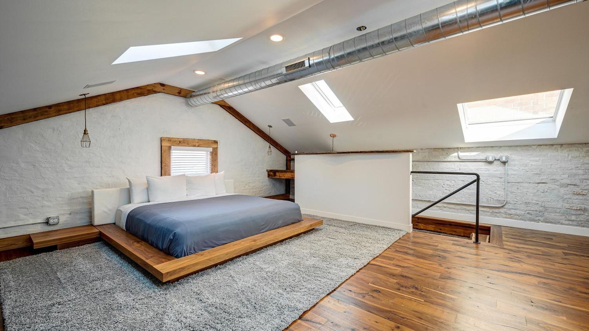 Floor In The Heart Of West Town! Perfect For Any Group And Pet Friendly! Apts * Chicago