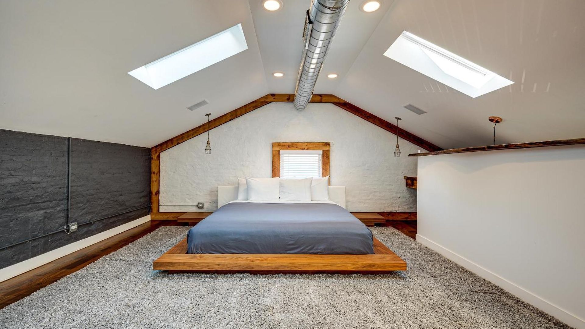 Apartment Floor In The Heart Of West Town! Perfect For Any Group And Pet Friendly! Apts