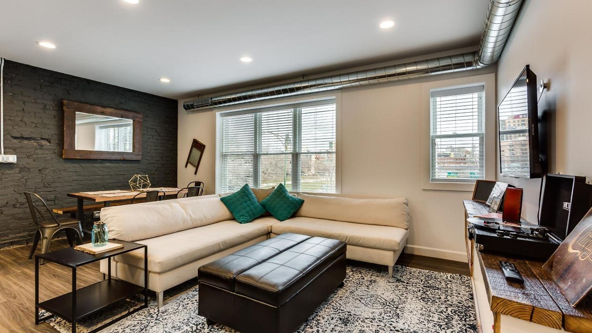 Pet Friendly And For 7! Large Common Areas To Converse And Connect Apts * Chicago