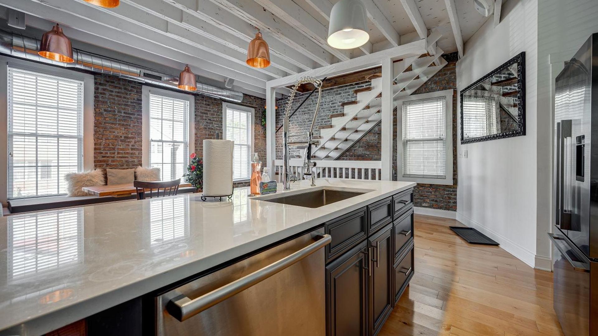 Floor In The Heart Of West Town! Perfect For Any Group And Pet Friendly! Apts Apartment Chicago