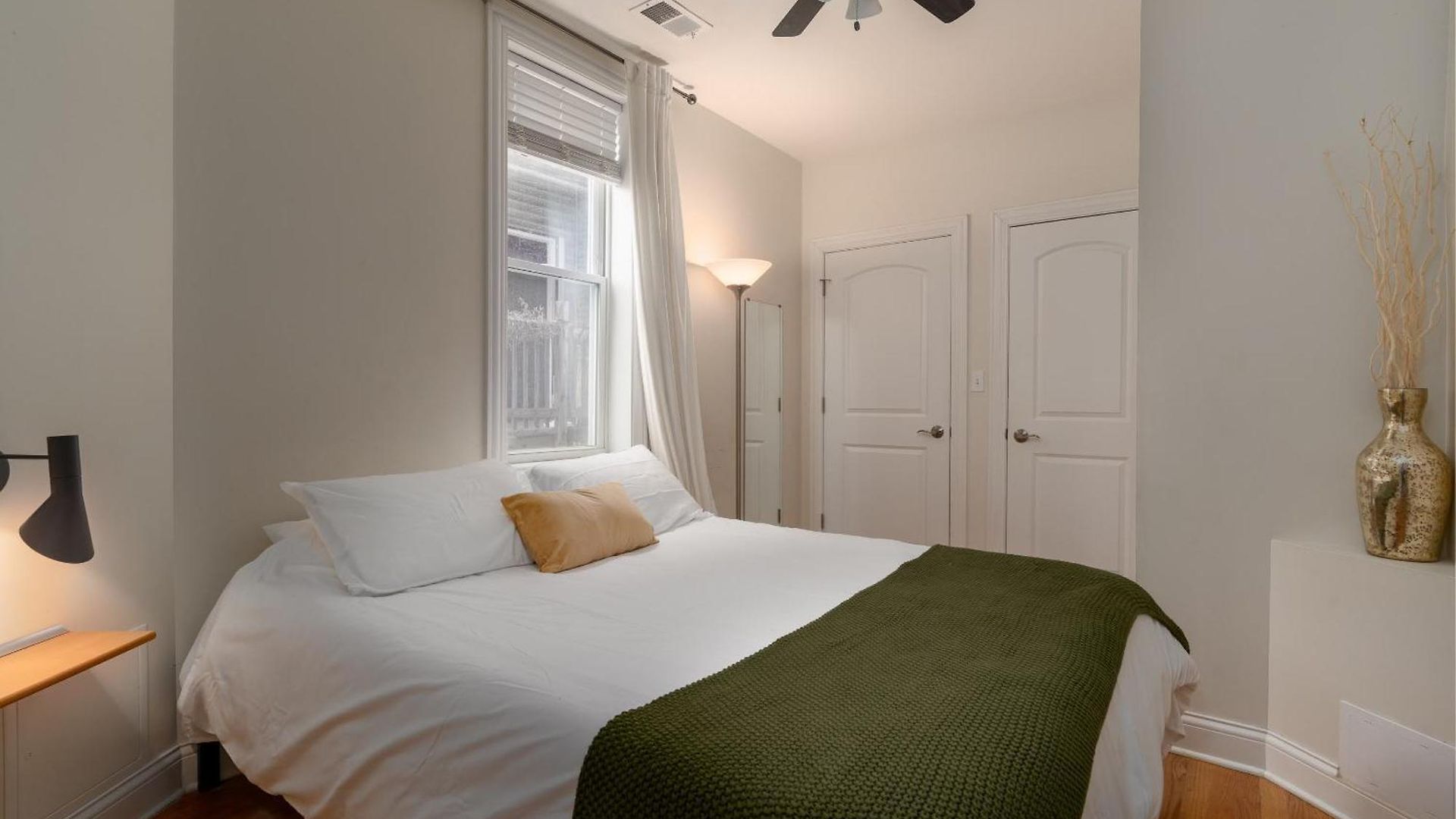 East Village 2br Modern H1 Apartment Chicago