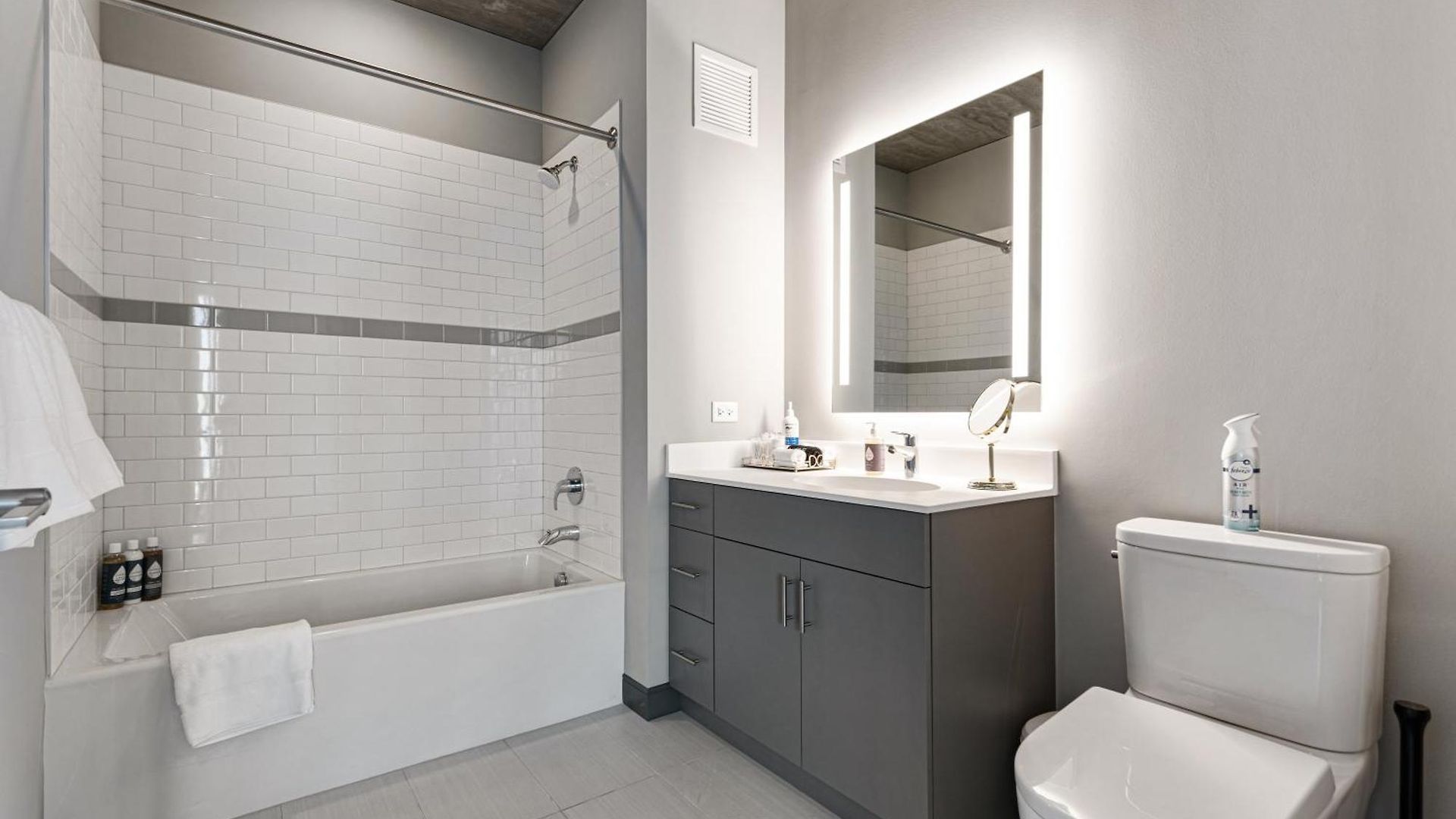 Fulbrix Bright Designer With West Loop Views Apartment